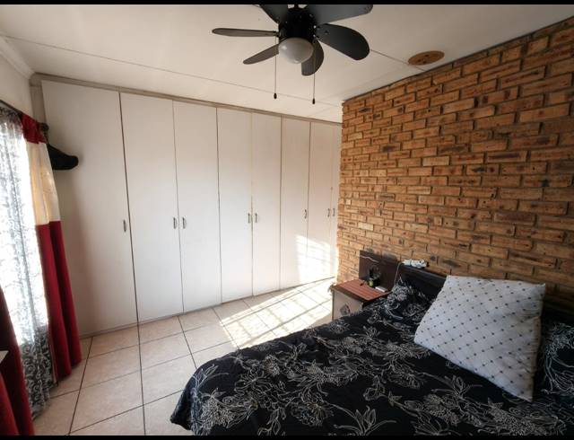 4 BEDROOM HOUSE FOR SALE IN OOS EINDE